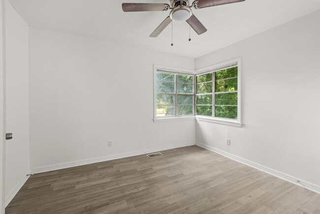 Building Photo - Charming 3 Bedroom, 2 Bathroom house