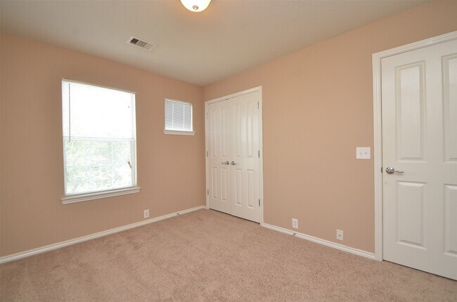 Building Photo - 915 Butterfly Ln