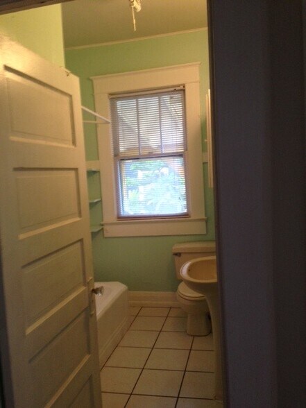 Building Photo - 2100 W Dekle Ave