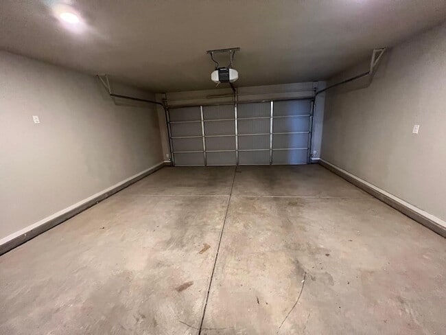 Building Photo - 2018 Kenwood Ave