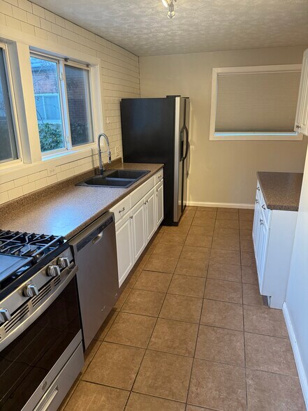 Building Photo - 553 Elsmere St