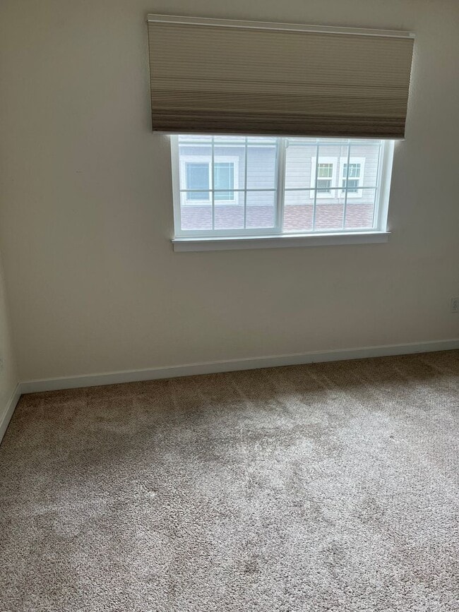 Building Photo - Gorgeous end unit townhome with one car garage and some mountain views!