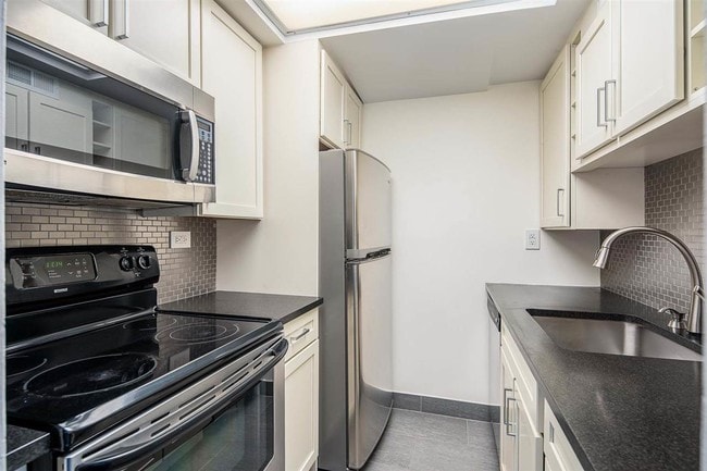 Building Photo - 1600 Center Ave