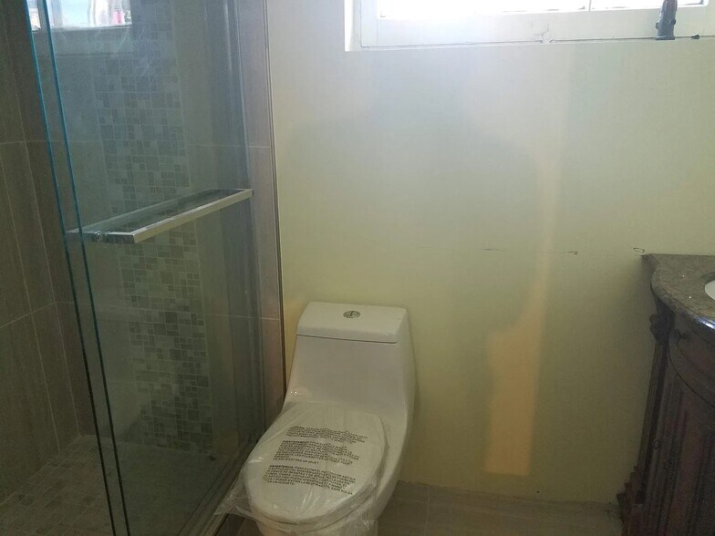 Building Photo - 902 N 77th St