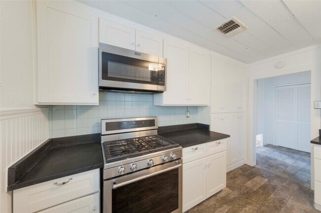 Building Photo - 1210 Coleto St