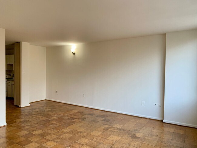 Building Photo - Spectacular Studio in Van Ness East with U...