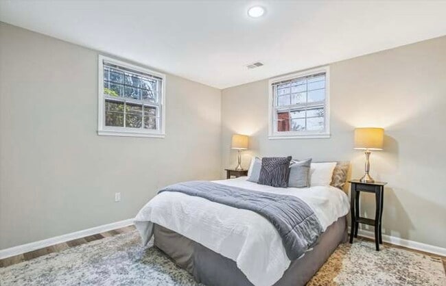 Building Photo - 654 S Lincoln St