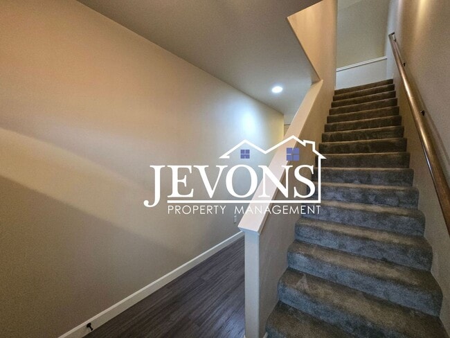 Building Photo - Charming 3 bedrooms homes with two-car garage, fully fenced backyard, minutes away from Yakima Va...