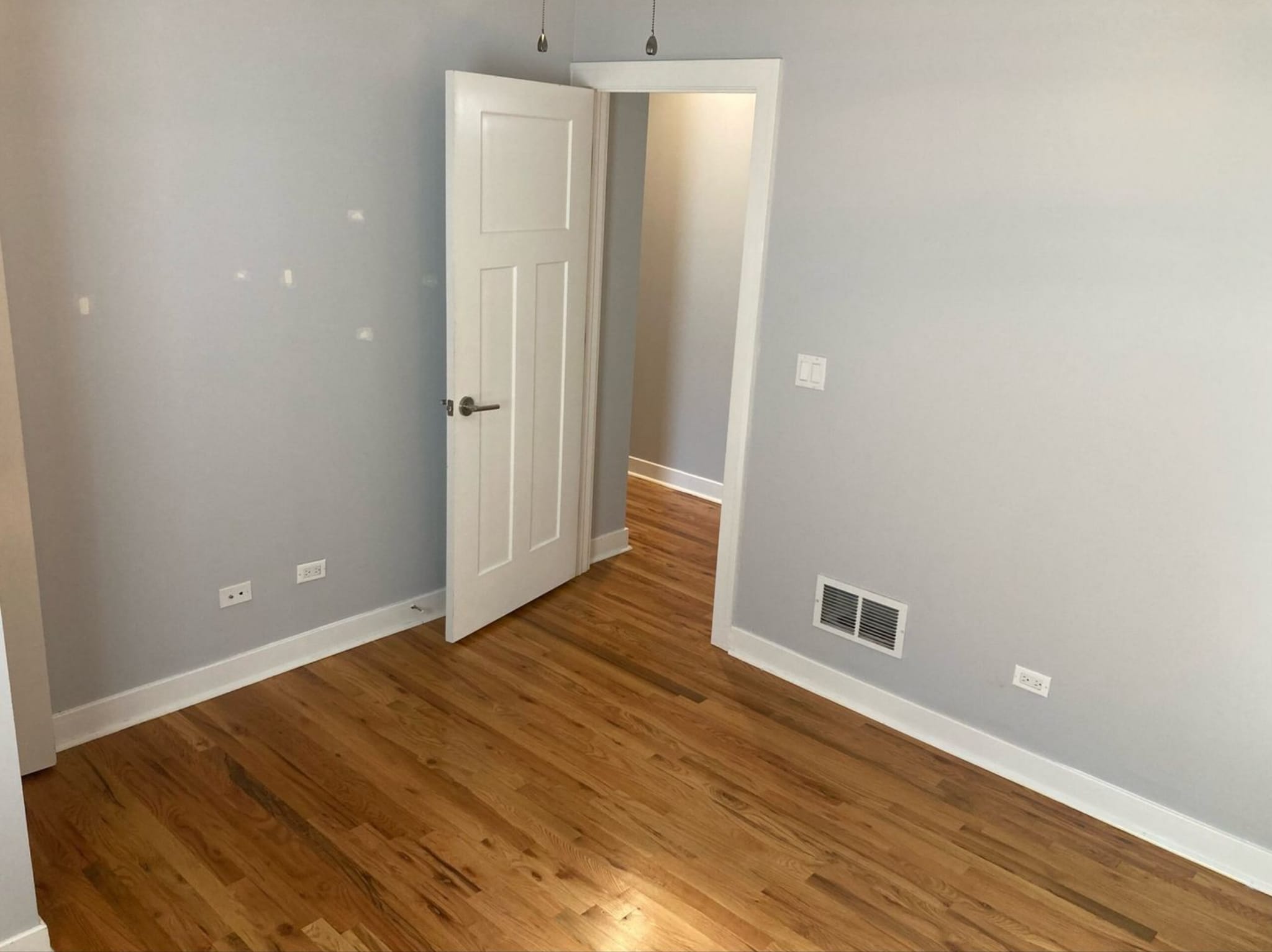 Building Photo - 1929 W Montrose Ave