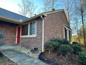 Building Photo - Renovated townhome in Great Alpharetta location