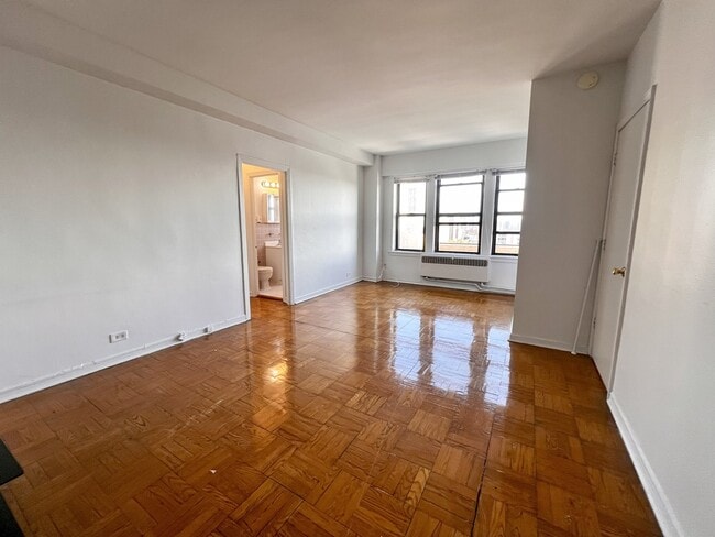 Building Photo - 6230 N Kenmore Ave