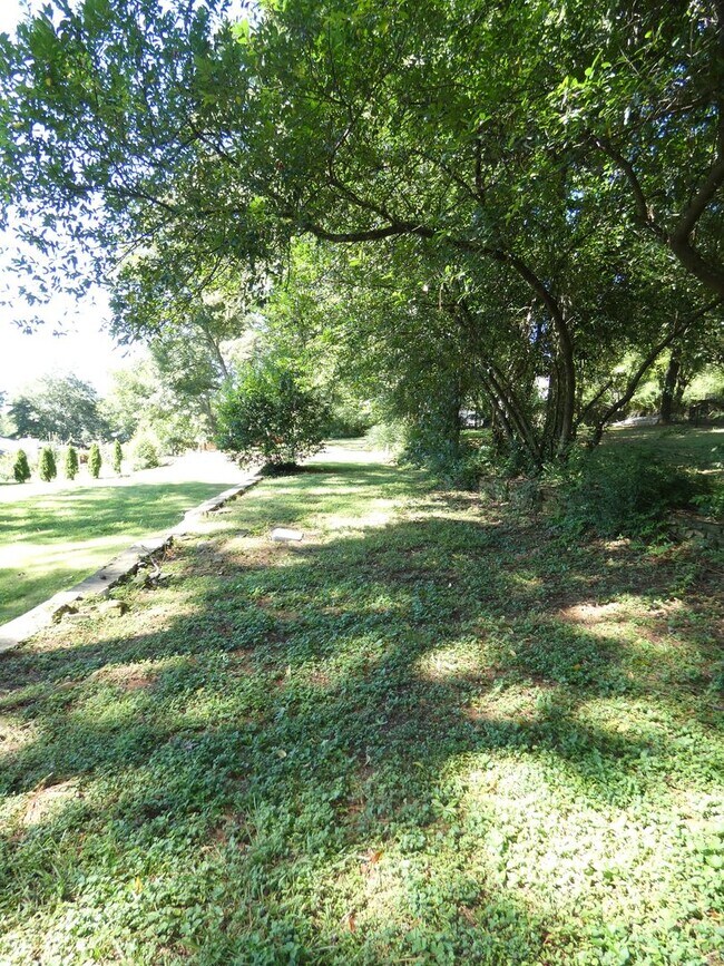 Building Photo - Charming Carriage Home in the Heart of Hoover