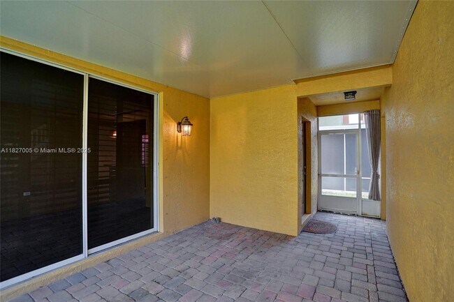 Building Photo - 2057 SE Avon Park Dr