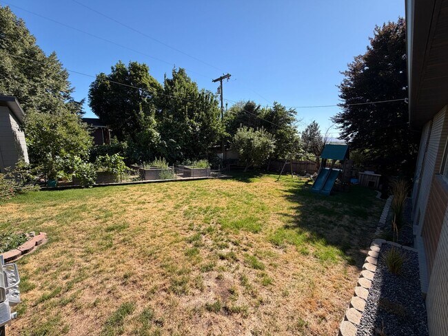 Building Photo - Spacious 4 Bed, 2 Bath Home with Fenced Yard