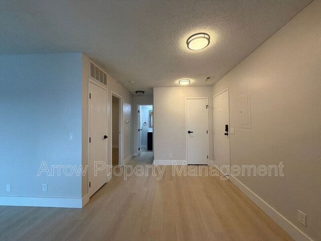 Building Photo - 515 W Saunders Ave