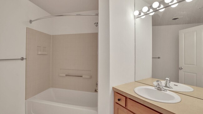 Building Photo - 2bd/1.75ba Bellevue Condo