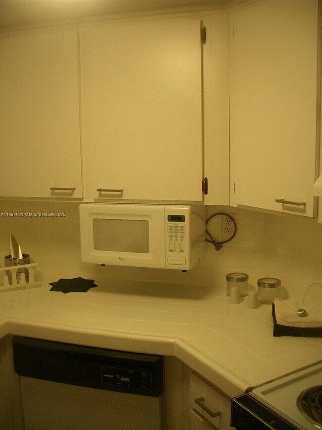 Building Photo - 2600 Collins Ave