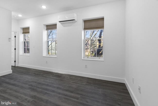 Building Photo - 212 Catharine St