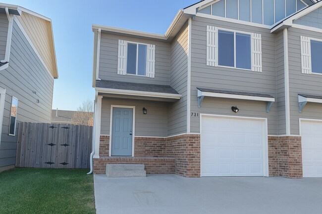 Primary Photo - 729/31 Deer Haven