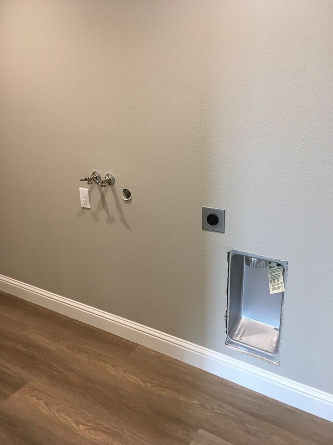 Building Photo - 4 Bedroom West Redding Townhome