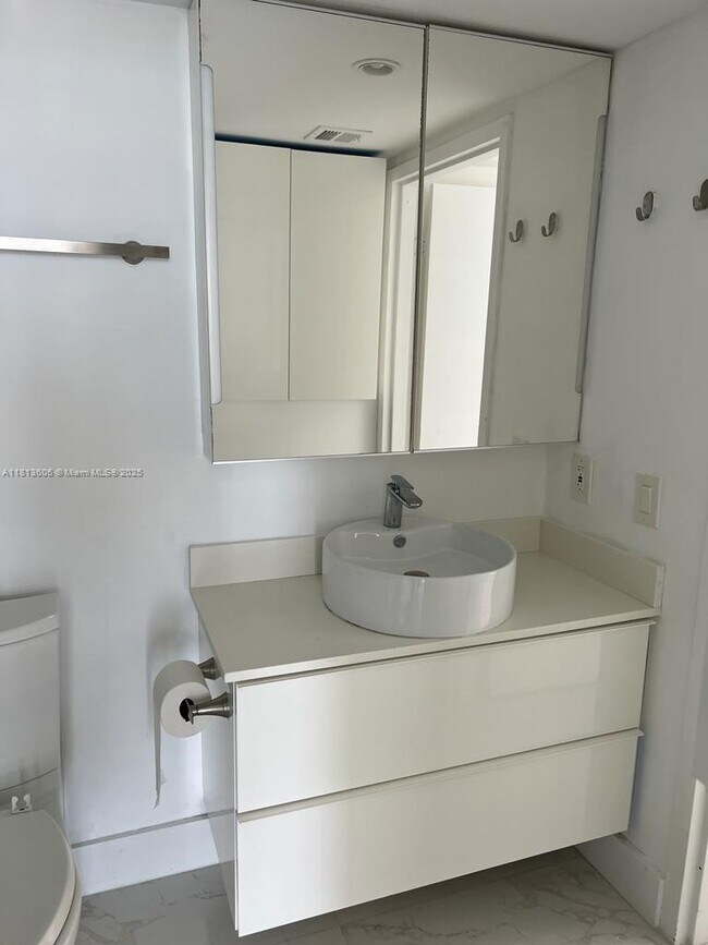 Building Photo - 7601 E Treasure Dr