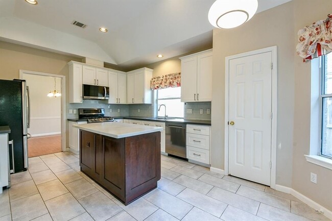 Building Photo - 18035 Somerset Knolls Ct