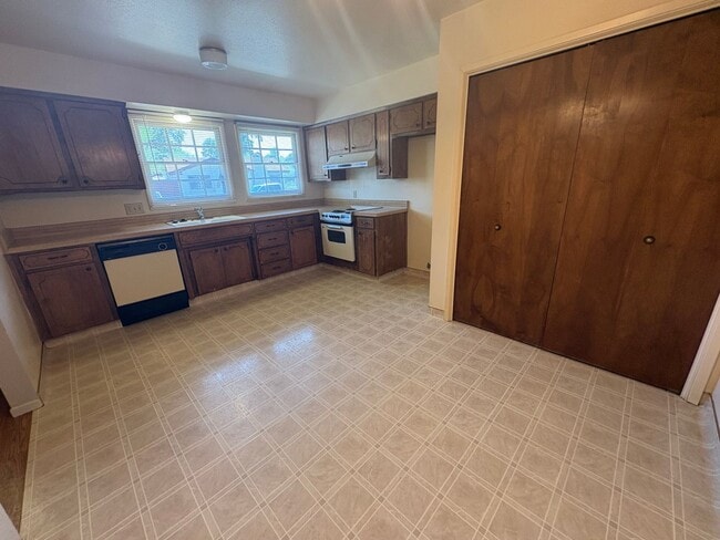 Building Photo - 4144