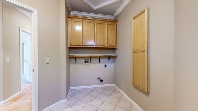Building Photo - Gorgeous Home with private yards, large de...