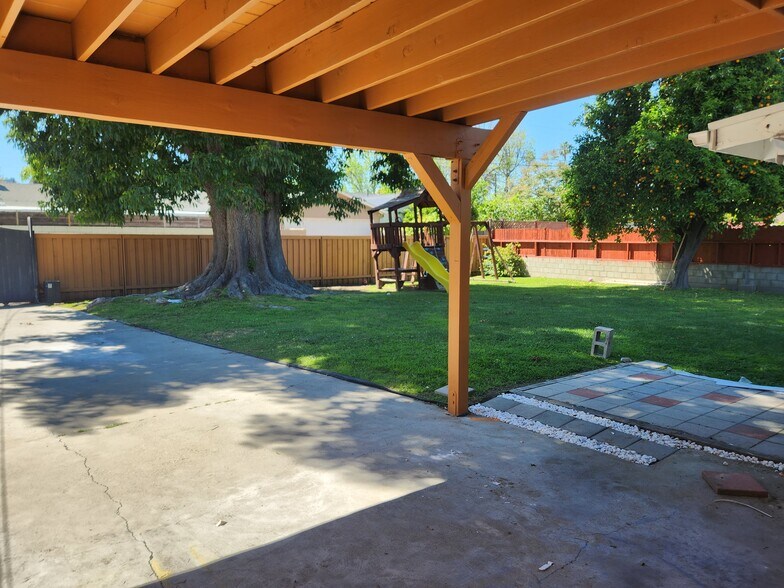 Building Photo - 5511 Coldwater Canyon Ave