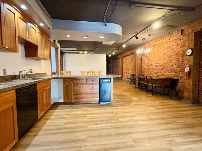 Building Photo - Queen Anne Loft Apartment