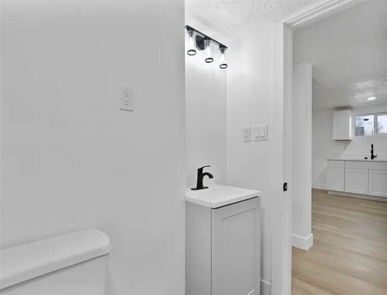 Building Photo - 6369 S Senoma Dr