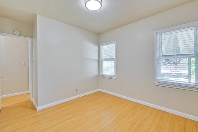 Building Photo - Bright, Clean and Cozy 2BR, 1BA Single Fam...