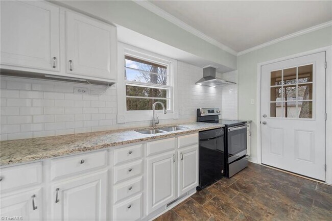 Building Photo - 2801 Wynnewood Dr