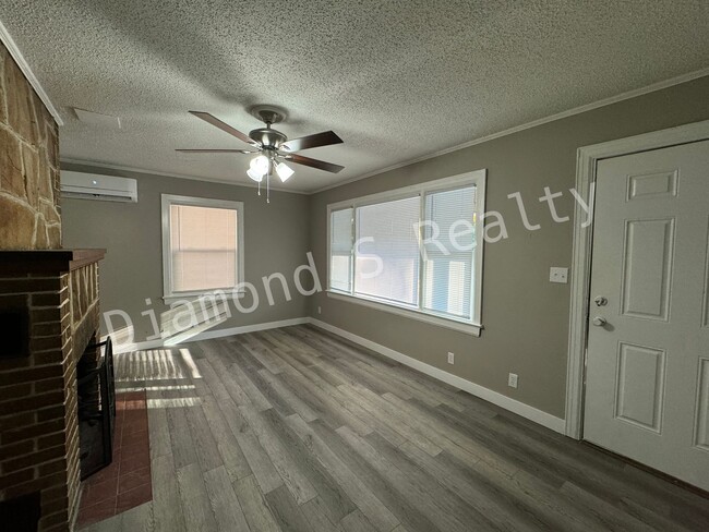 Building Photo - MOVE IN SPECIAL! - Updated 2 bedroom Home ...