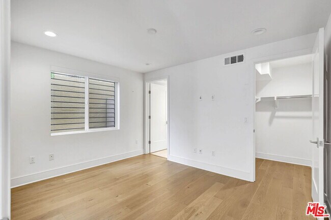 Building Photo - 1414 1/2 N Stanley Ave