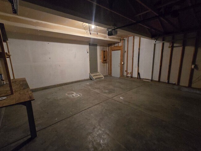 Building Photo - Spacious and Bright 4 Bedroom Home with Garage and Basement Now Available!