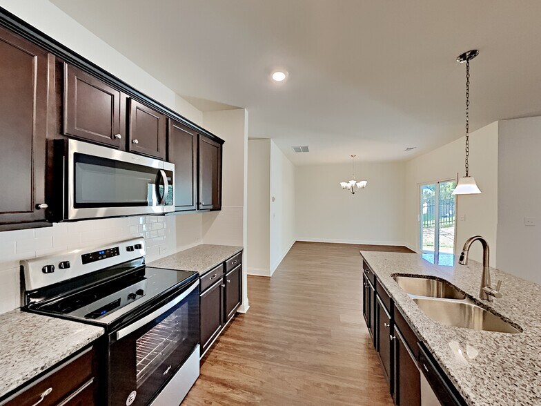 Building Photo - 258 Lake Vista Dr