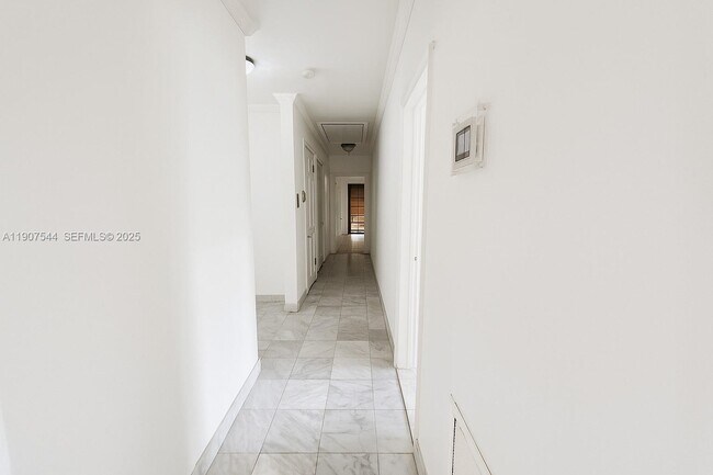 Building Photo - 1915 Country Club Prado