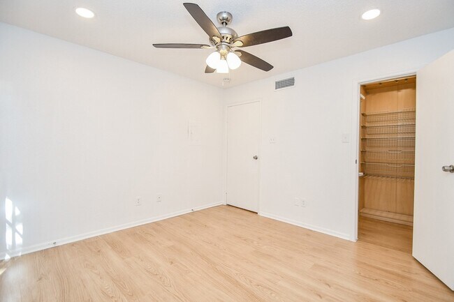 Building Photo - 11201 Lynbrook Dr
