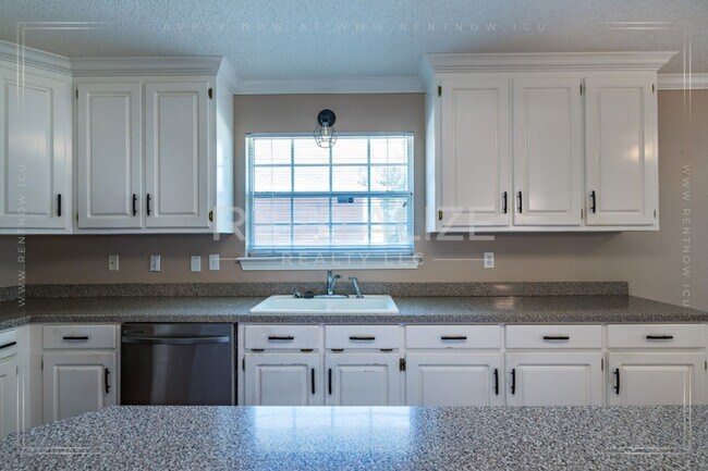 Building Photo - COMING SOON!!!   Beautiful 3 Bedroom/3 Bathroom Home in Semmes!