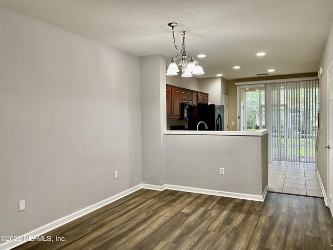 Building Photo - 8101 SUMMER PALM Ct