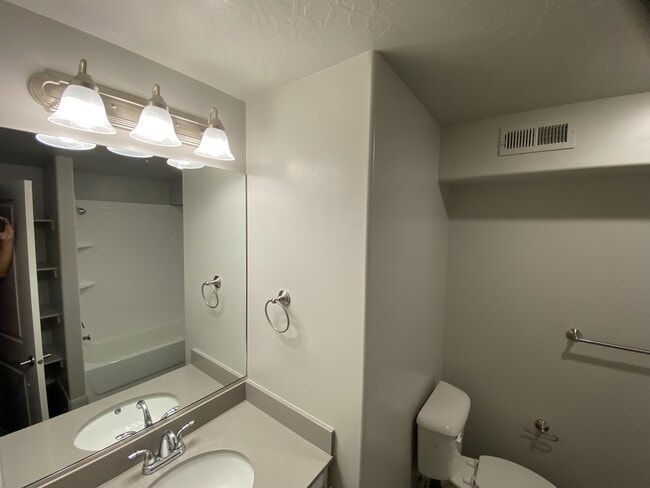 Building Photo - 128 Lone Rock Dr