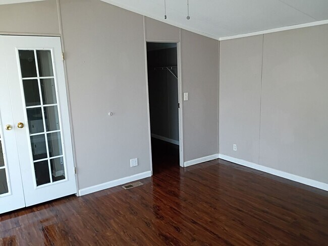 Building Photo - 3 Bedroom/2 Bathroom Home on a Large Lot