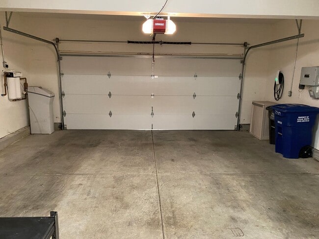 Building Photo - Advent - EV Charging, In Unit W/D, Two Car...