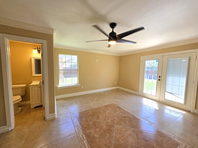 Building Photo - 2,465sf EXPANSIVE HOME IN THE HARLINGEN ME...