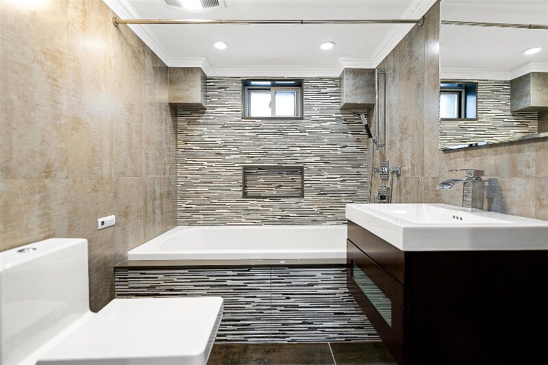 Building Photo - 71-31 Loubet St