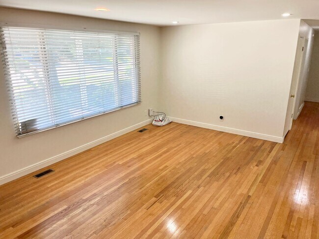 Building Photo - Beautiful 5 Bedroom, 3 Bathroom Family Home in Cottonwood Heights