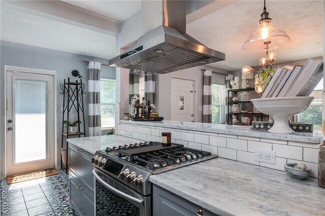 Building Photo - 1400 Locust St NE