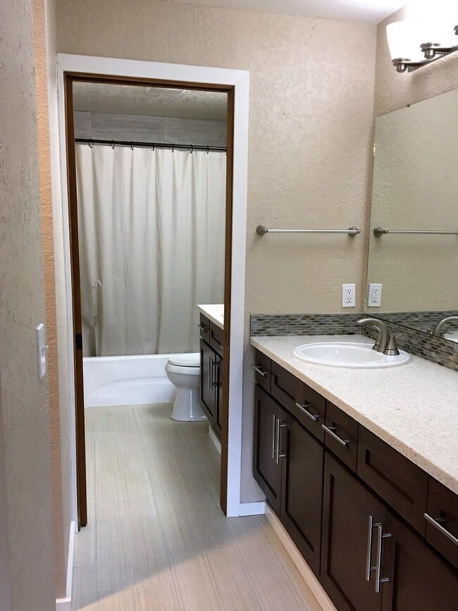 Building Photo - Charming 2-Bed, 2-Bath Condo in Des Moines, Walking Distance to the Marina!!!