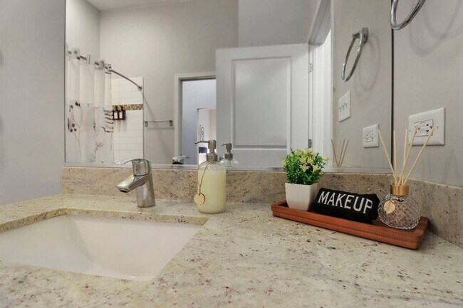 Building Photo - 256 N Addison Ave